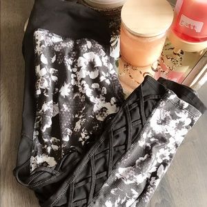 💪Jessica Simpson workout 🏋️♀️ capris - size M